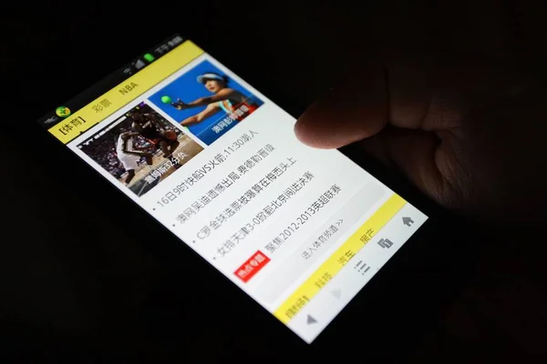 Человек Использует Смартфон Просмотра Спортивного Новостного Сайта Наньтуне Провинция Цзянсу — стоковое фото