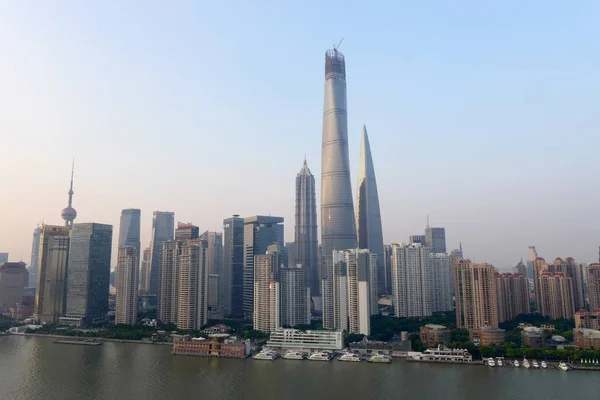 突破している 上海タワー 最も高い 陸家嘴金融街のスカイラインと他の高層ビルや 2014 浦東の高層ビル — ストック写真