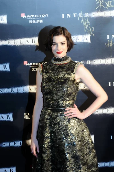 American Actress Anne Hathaway Poses Red Carpet She Arrives Premiere — Stock Photo, Image