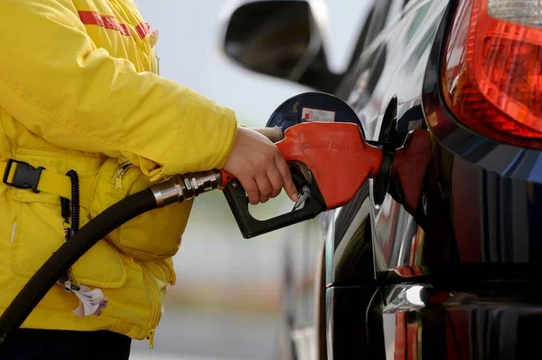 Trabajador Chino Repostará Automóvil Una Gasolinera Ciudad Luoyang Provincia Central —  Fotos de Stock