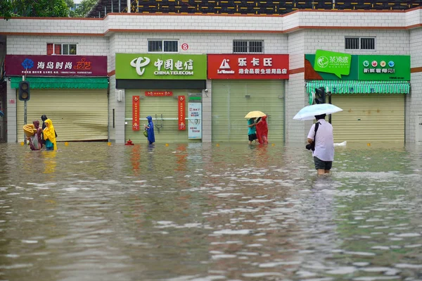 Пішоходи Ходять Затопленій Дорозі Викликаних Важкими Дощі Тайфун Калмагі Haikou — стокове фото