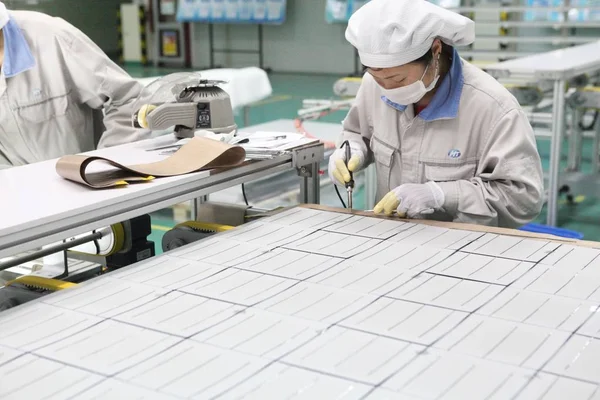 Chińscy Technicy Kontrolują Panele Słoneczne Produktów Gotowych Rynek Europejski Ganyu — Zdjęcie stockowe