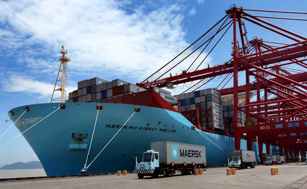 The Maersk Mc-Kinney Moeller Triple-E class container vessel, the worlds largest ship arrives at the Ningbo port in Ningbo, east Chinas Zhejiang province, 20 July 2013 — Stock Image Maersk Kinney Moeller Triple Class Container Vessel Worlds Largest Ship Royalty Free Stock Photos