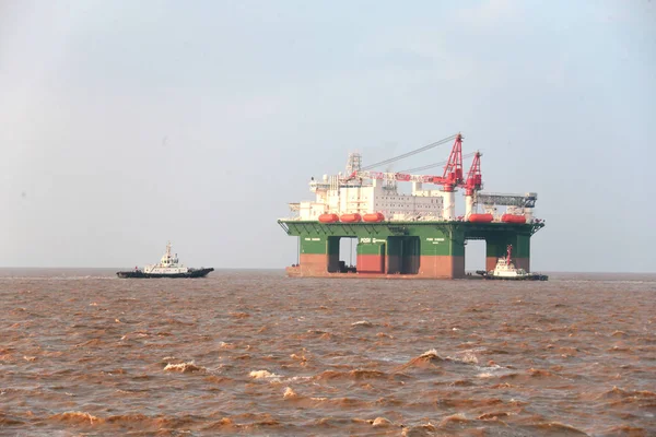 The world's largest semi-submersible offshore platform "Posh Xanadu" is seen on the sea near Zhoushan city, east China's Zhejiang province, 8 December 2014 — Stock Image World Largest Semi Submersible Offshore Platform Posh Xanadu Seen Sea Royalty Free Stock Images