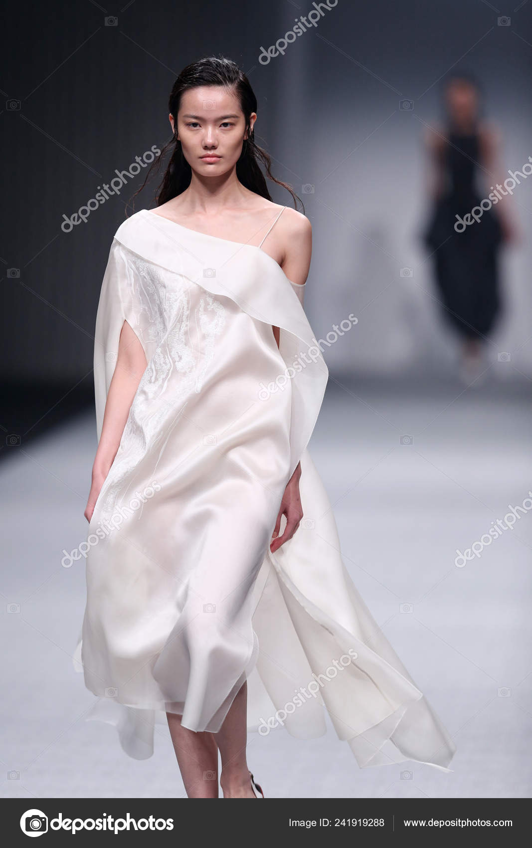 Model Displays New Creation Designer Zhu Chongyun Fashion Show ...