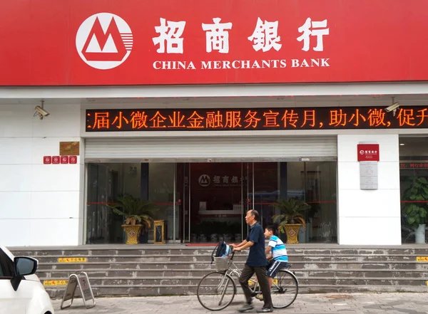 Ciclistas Chinos Pasan Por Una Sucursal Del Banco Comerciantes China — Foto de Stock