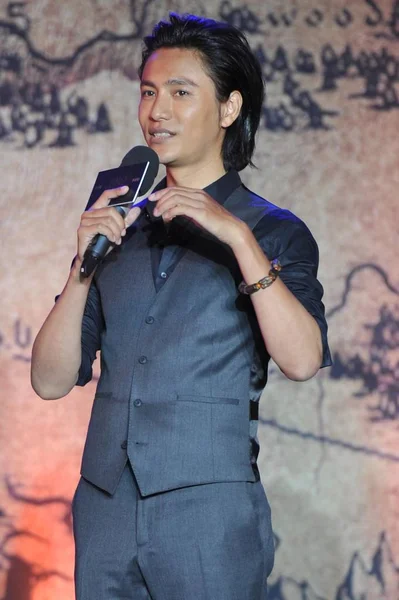 中国演员陈坤在2014年8月7日于中国北京举行的开始拍摄新片 食尸鬼 的新闻发布会上发表讲话 — 图库照片