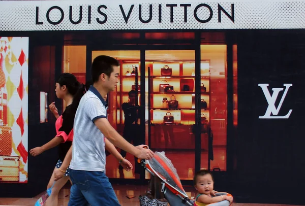 Gyalogosok Járni Múlt Egy Louis Vuitton Tárolja Yichang Város Központi — Stock Fotó