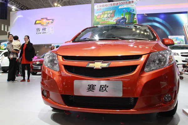 Látogatók Nézd Chevrolet Autók Shanghai Közös Vállalat Közötti Saic Motor — Stock Fotó