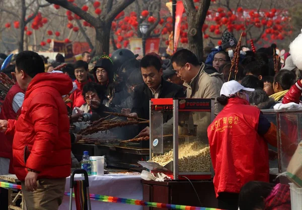 Ziyaretçiler Pekin Bahar Festivali Sırasında Changdian Tapınağı Fuarı Nda Aperatifler — Stok fotoğraf