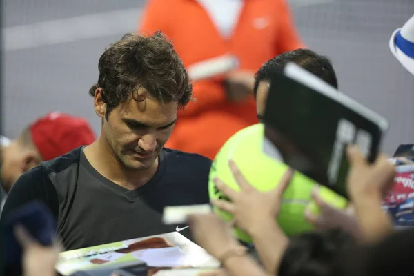 Der Schweizer Tennisstar Roger Federer Gibt Während Einer Trainingseinheit Während — Stockfoto