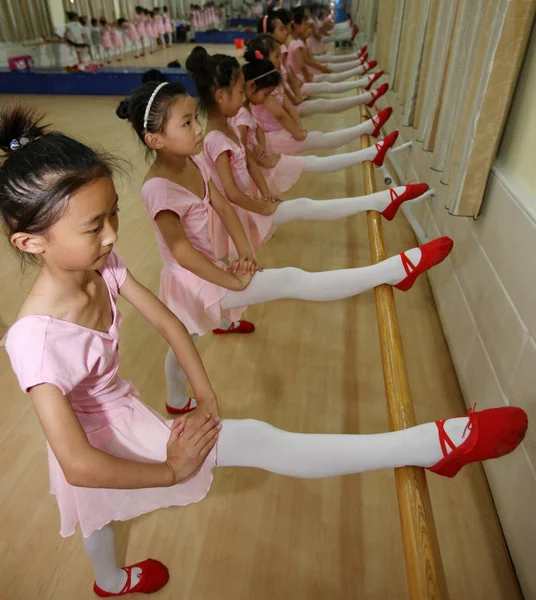 2013年7月18日 中国东部安徽省孟城县一所学校在暑假期间 年轻的中国女孩在芭蕾舞理发店里伸展腿 学习芭蕾舞 — 图库照片