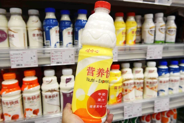 Покупатель Покупает Бутылку Молочного Сока Вахаха Нутри Экспресс Супермаркете Городе — стоковое фото