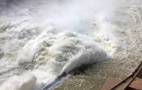 2014年7月5日 中国河南省中部のサンメンシア市で土砂洗浄作業中に黄河のサンメンシアダムから水が噴出する — ストック写真