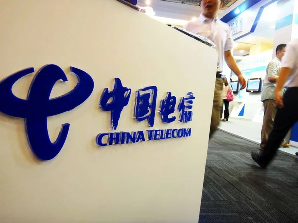 Visitantes Passam Pelo Stand China Telecom Durante Uma Exposição Pequim — Fotografia de Stock