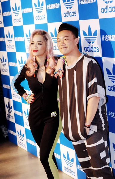 Cantora Britânica Rita Ora Esquerda Cantora Hong Kong Eason Chan — Fotografia de Stock