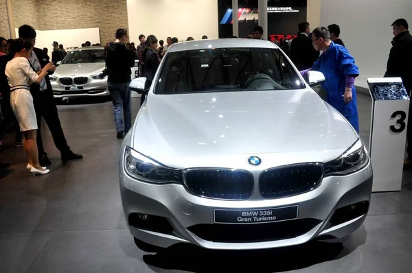 Lidé Navštěvují Stánek Bmw Během Automobilové Výstavy Šanghaji Dubna 2013 — Stock fotografie