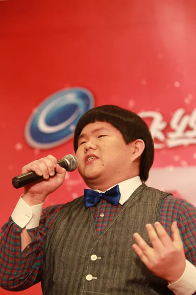 台湾歌手林玉春被称为台湾苏珊 博伊尔 2012年1月19日在中国上海举行的中国 达人秀 第三季总决赛新闻发布会上表演 — 图库照片