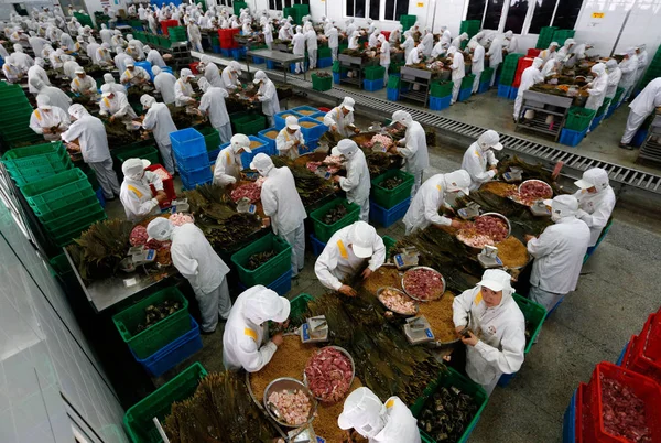 Chinesische Arbeiter Machen Reisknödel Zongzi Für Das Drachenbootfest Oder Duanwu — Stockfoto