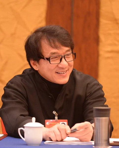 Ator Hong Kong Jackie Chan Sorri Para Uma Discussão Painel — Fotografia de Stock