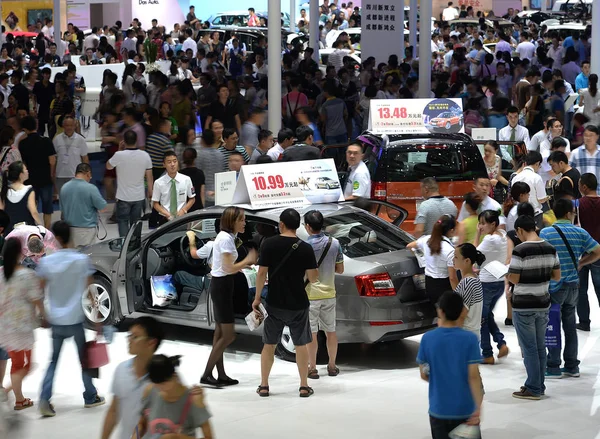 2014年8月31日 在中国四川省西南部成都市举行的车展上 游客们聚集在斯柯达的展台上 — 图库照片
