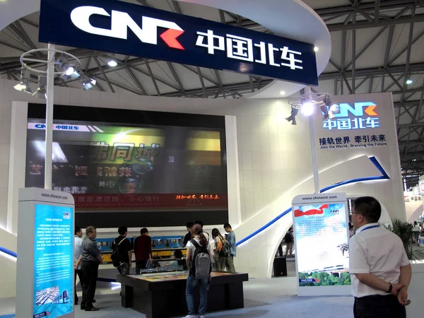 Människor Besöker Monter Cnr Kina Northern Lokomotiv Och Rullande Materiel — Stockfoto