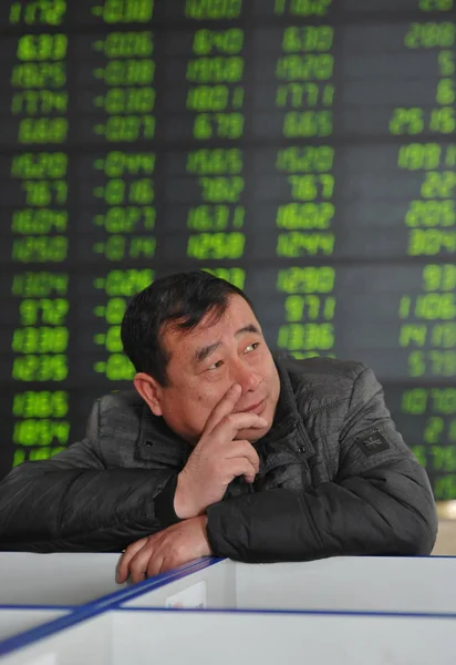 Investor Cina Yang Bersangkutan Melihat Harga Saham Hijau Untuk Harga — Stok Foto