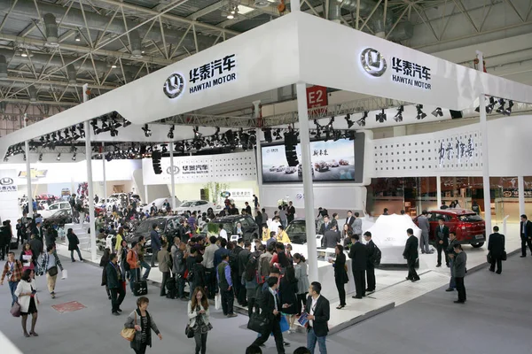 Люди Посещают Стенд Hawtai Motor Время Xiii Пекинской Международной Автомобильной — стоковое фото