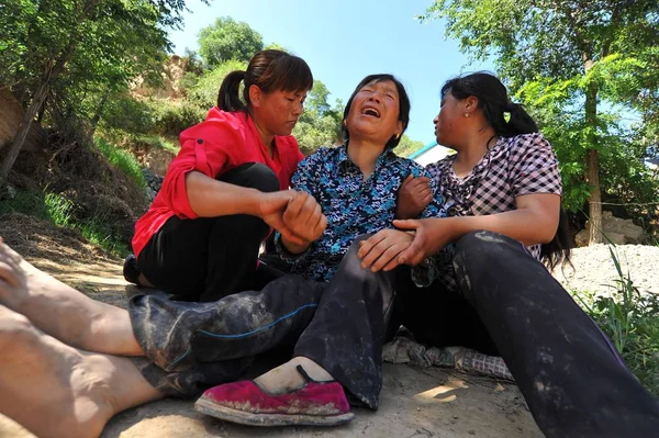 Čínská Žena Centrum Která Ztratila Dítě Zemětřesení Týpka Jak Navštěvuje — Stock fotografie