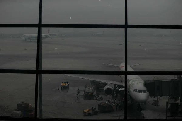 Aviões Passageiros São Vistos Nevoeiro Pesado Aeroporto Capital Pequim China — Fotografia de Stock