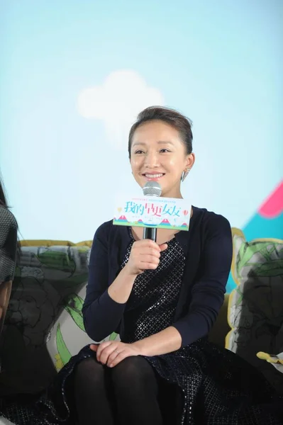 2014年11月16日 在中国北京举行的第22届北京学生电影节上 中国女星周迅在新片 遇到焦虑小姐 的新闻发布会上微笑着 — 图库照片