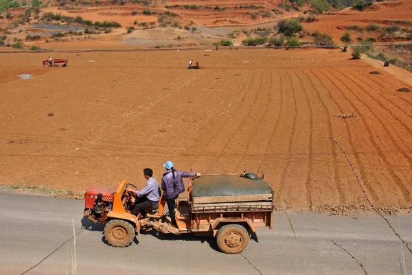 Bauern Bringen Wasser Mit Dem Traktor Auf Das Feld Dougu — Stockfoto