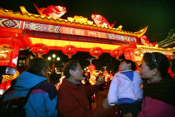 Visitantes Assistem Lanternas Jardim Yuyuan Xangai China Janeiro 2012 — Fotografia de Stock