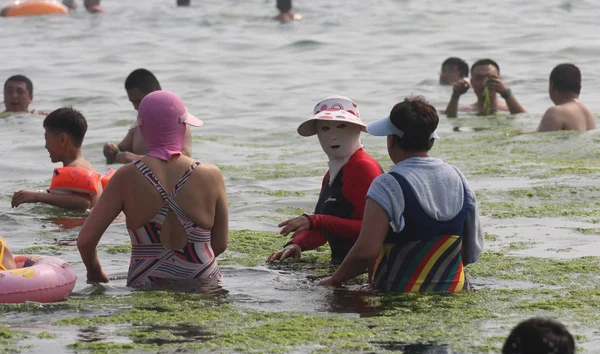 Una Mujer Enmascarada Veraneante Centro Habla Con Otros Resort Playa — Foto de Stock