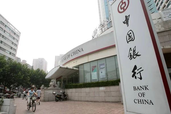 Ciclista Pasa Por Letrero Del Banco China Boc Shanghai China — Foto de Stock