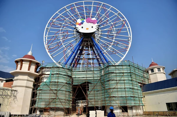 Chinese Workers Labor Front Ferris Wheel Hello Kitty Theme Park — Stock Photo, Image