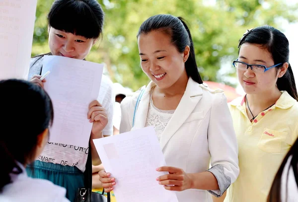 2014年8月20日 中国求职者在中国东部安徽省博州市的招聘会上与招聘人员交谈 — 图库照片