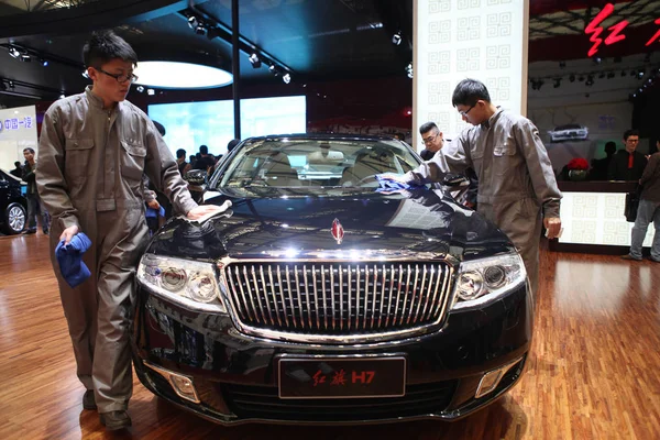 Chinese Arbeiders Stof Uit Een Rode Vlag Hongqi Limousine Van — Stockfoto