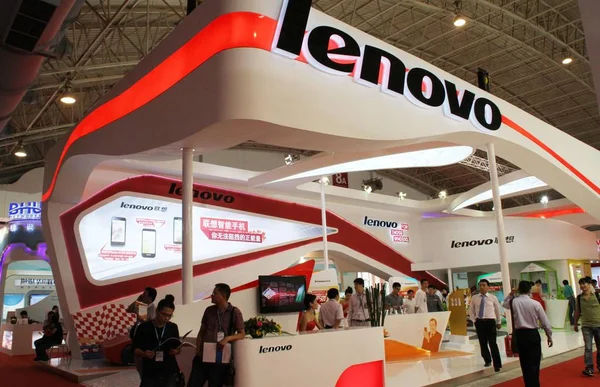 Látogatók Próbálja Lenovo Okostelefonok Során Expo Comm Kína 2012 Pekingben — Stock Fotó