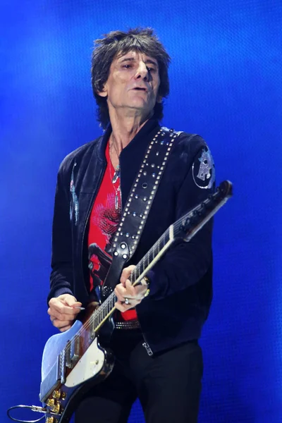 Ronnie Wood Angielski Wokalista Zespołu Rolling Stones Wykonuje Koncercie Swojej — Zdjęcie stockowe