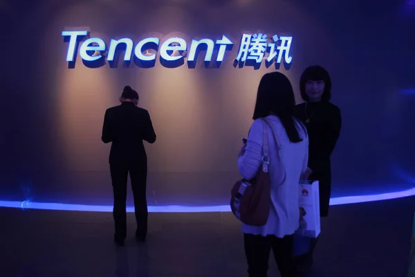 Chińscy Pracownicy Postrzegani Przed Oznaką Tencent Swojej Siedzibie Shenzhen City — Zdjęcie stockowe