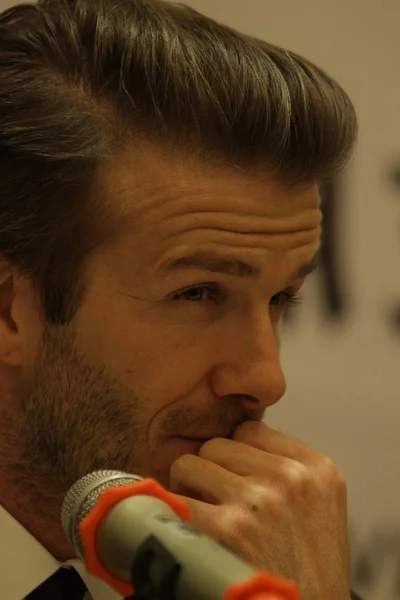 Anglické Fotbalové Superstar David Beckham Reaguje Během Tiskové Konference Qingdao — Stock fotografie