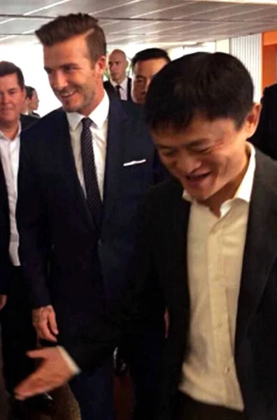Председатель Alibaba Group Джек Справа Приветствует Звезду Английского Футбола Дэвида — стоковое фото