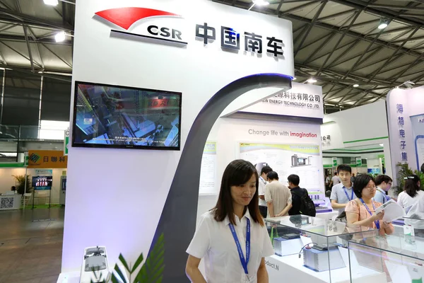 Anställda Ses Monter Csr China South Locomotive Rullande Materiel Corporation — Stockfoto