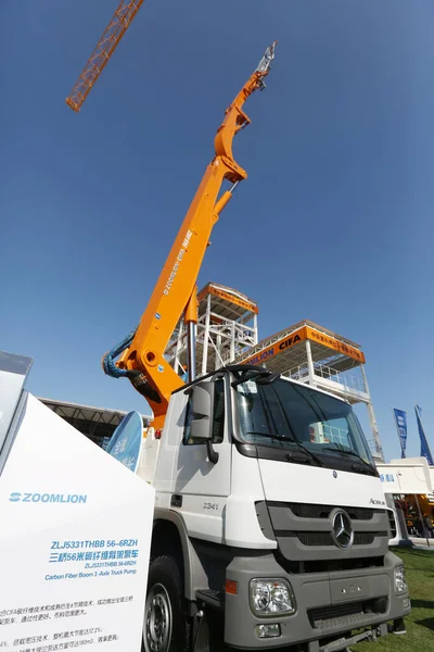 在第七届工程机械 建材机械 建筑车辆及设备国际贸易展览会上 一台碳纤维动臂3型卡车泵在上海展台展出 被称为 宝马中国2014 — 图库照片