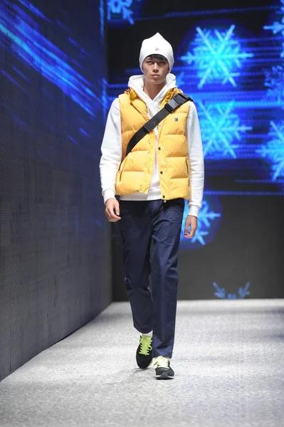Modell Visar Skapelse Fila Höst Vinter 2014 Modevisning Beijing Kina — Stockfoto