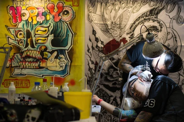 Татуировщик Тайваня Татуировка Сила Иглы Рисует Шею Клиенту Время Второй — стоковое фото