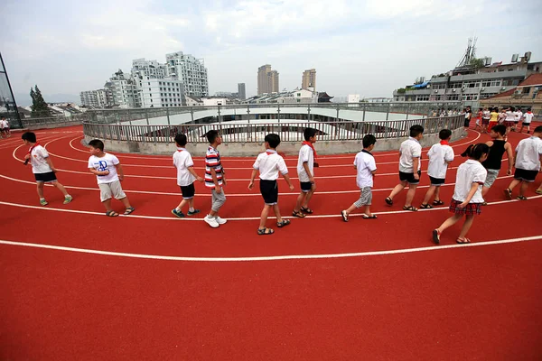 Alunos Caminham Uma Pista Topo Edifício Segunda Escola Primária Chicheng — Fotografia de Stock