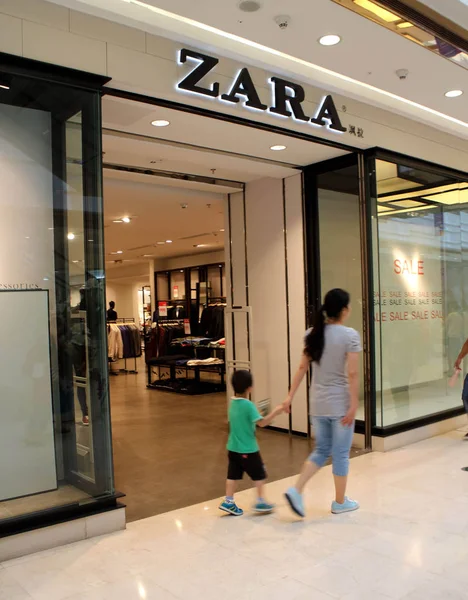 Fotgängare Förbi Butik Med Zara Ett Köpcentrum Fuzhou City Sydöstra — Stockfoto