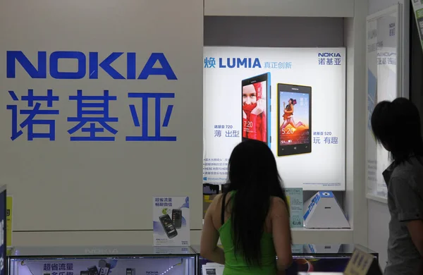 Clienti Acquistano Telefoni Cellulari Nokia Negozio Nanjing Provincia Orientale Jiangsu — Foto Stock